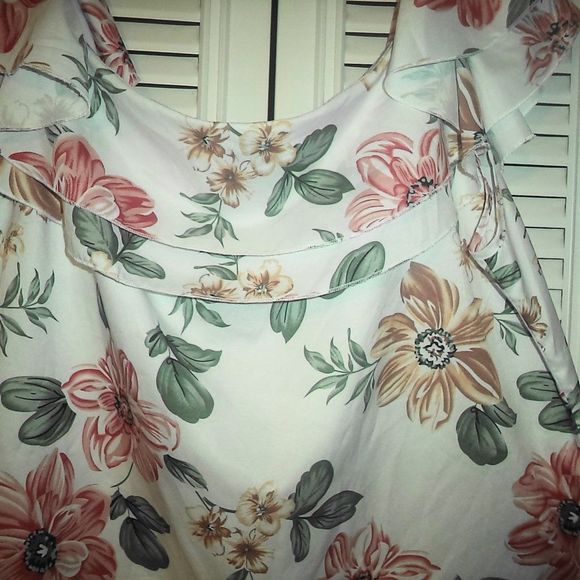 SHEIN CURVE WHITE FLORAL TOP OFF SHOULDER RUFFLED TANK-WOMENS SIZE 3XL - Picture 3 of 5